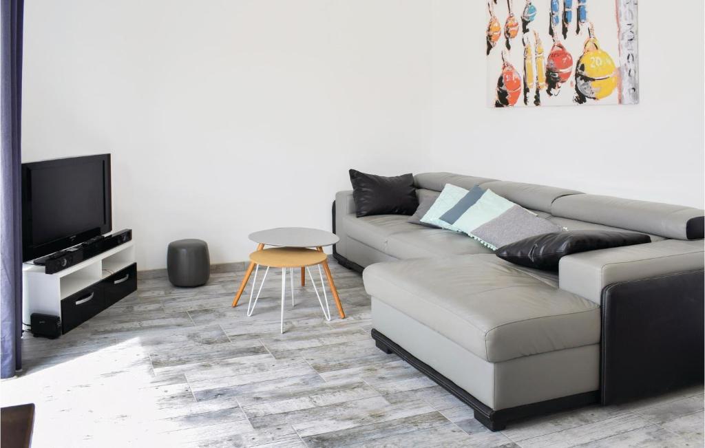Beautiful Home In Saint-germain-sur-ay With 3 Bedrooms And Wifi photo 2