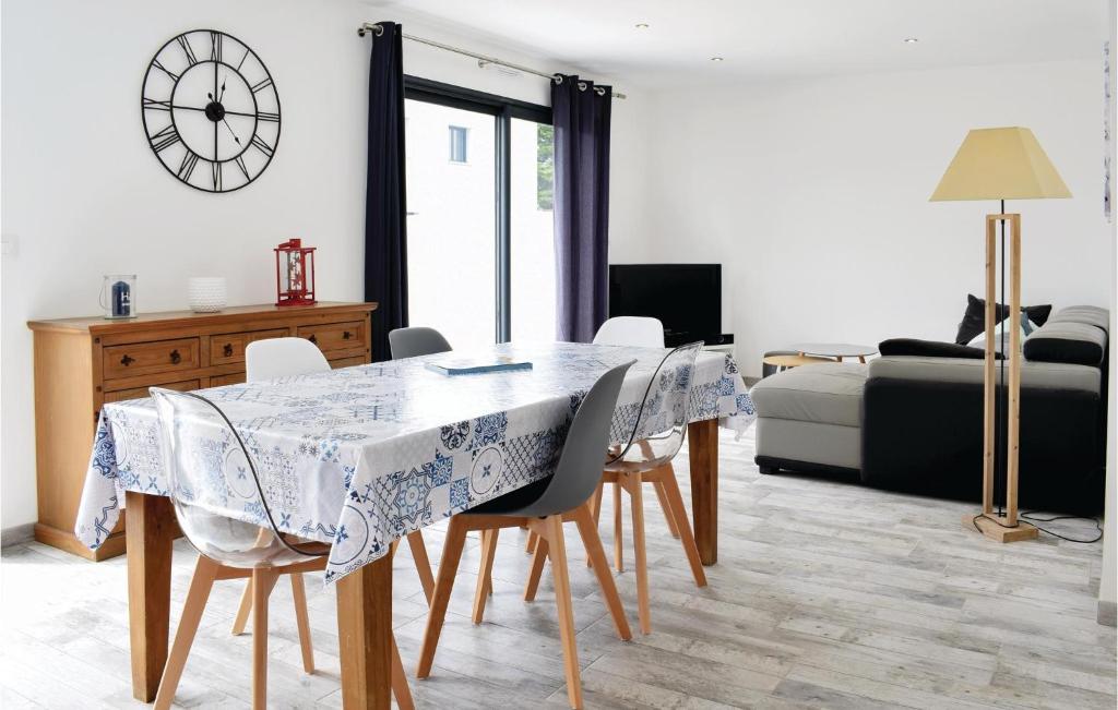 Beautiful Home In Saint-germain-sur-ay With 3 Bedrooms And Wifi photo 3