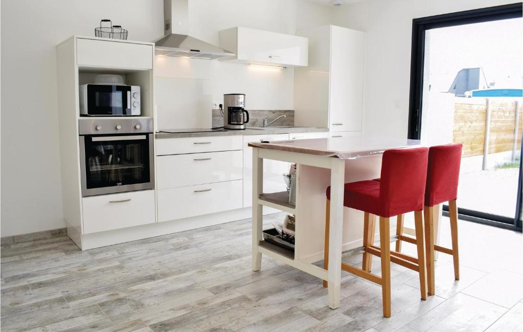 Beautiful Home In Saint-germain-sur-ay With 3 Bedrooms And Wifi photo 4