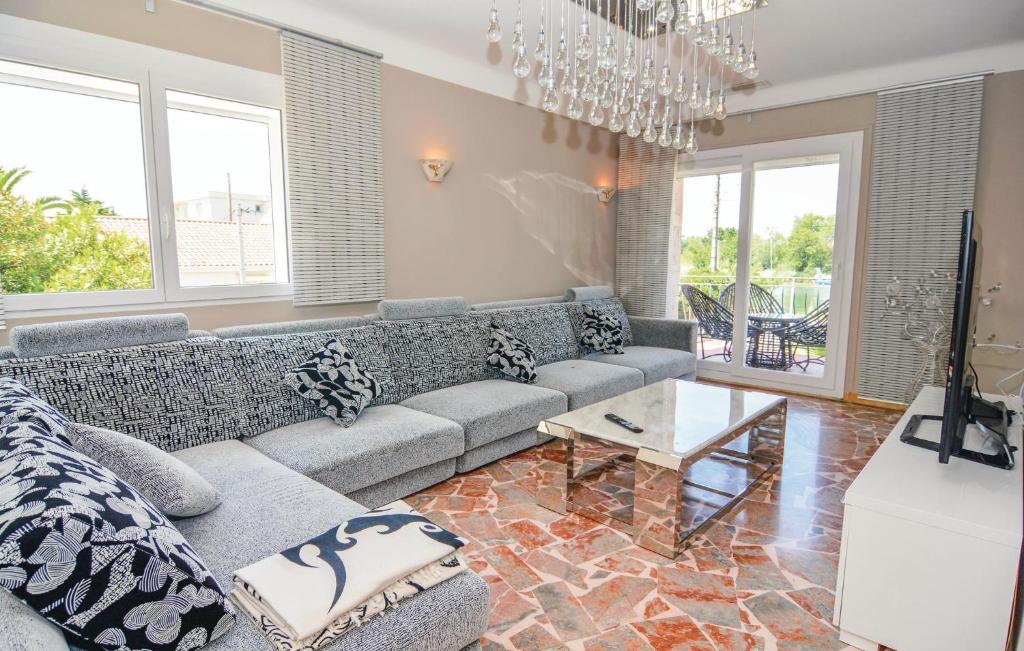 Stunning Home In Le Grau Dagde With 4 Bedrooms, Outdoor Swimming Pool And Swimming Pool photo 3
