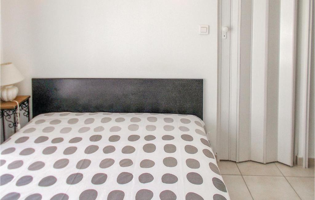 Nice Home In Robion With 1 Bedrooms, Wifi And Outdoor Swimming Pool photo 2