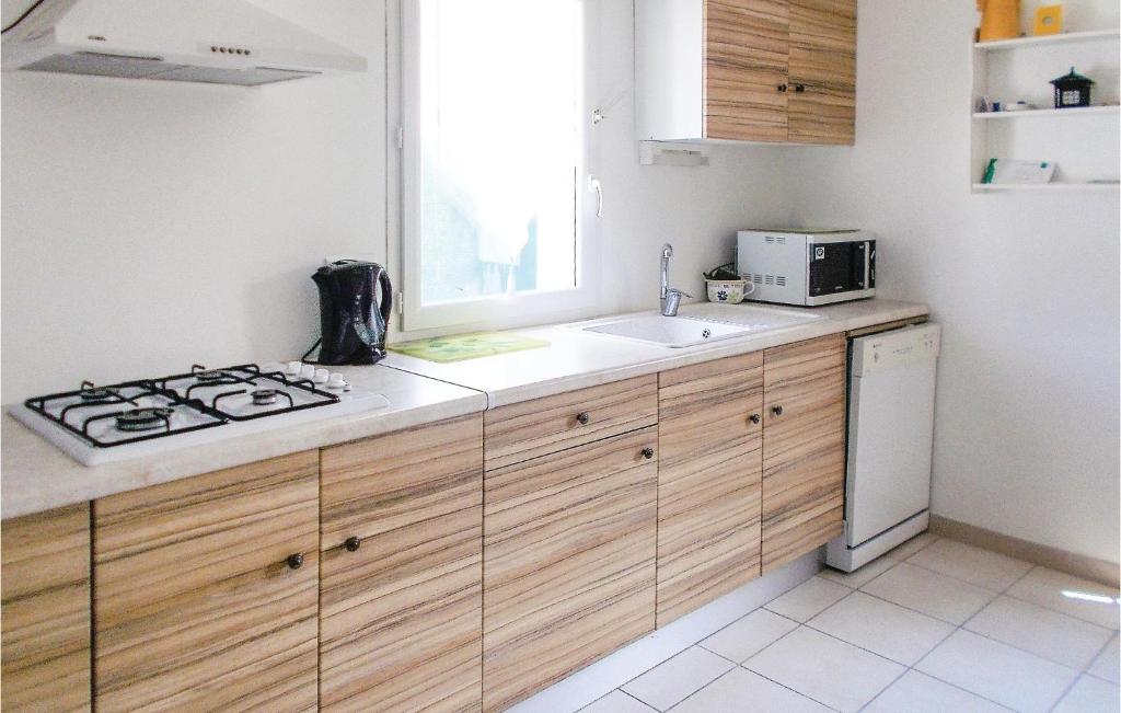 Nice Home In Robion With 1 Bedrooms, Wifi And Outdoor Swimming Pool photo 4