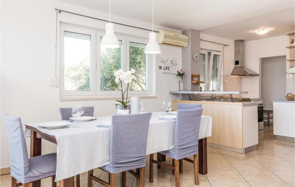 Stunning Apartment In Supetarska Draga With 3 Bedrooms, Wifi And Outdoor Swimming Pool photo 1