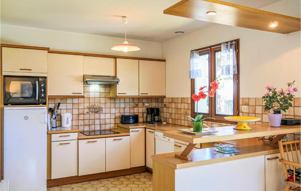 Amazing Home In Pirou-plage With 4 Bedrooms And Wifi photo 4
