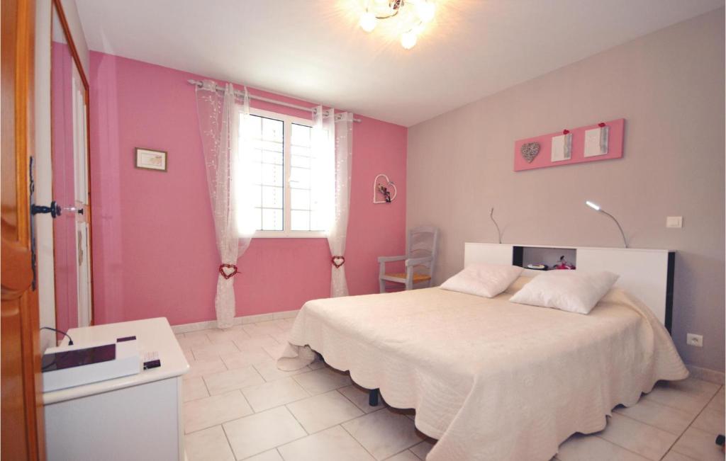 Nice Home In Montignargues With 4 Bedrooms, Wifi And Private Swimming Pool photo 4