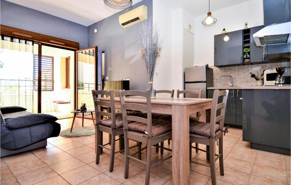 Stunning Apartment In Uzes With Indoor Swimming Pool And 2 Bedrooms photo 4
