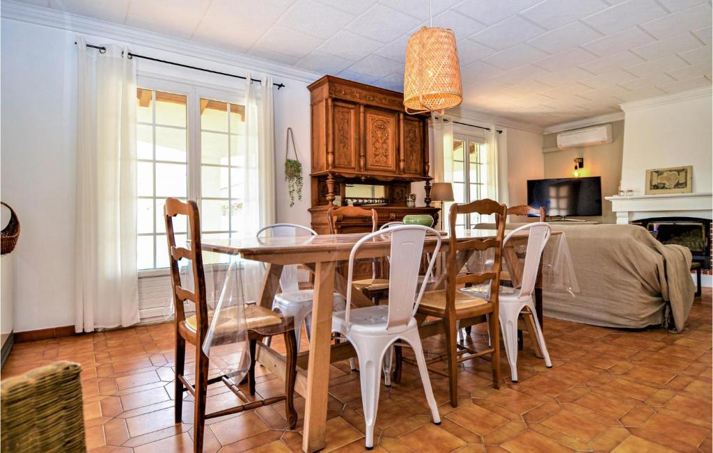 Awesome Home In Bellegarde With Wifi, Outdoor Swimming Pool And Swimming Pool photo 4