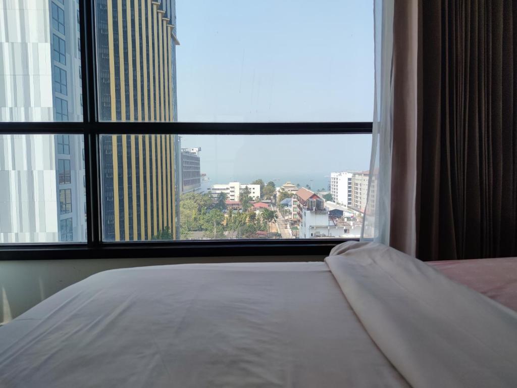 Pattaya Beach Sea View Rooftop Pool Resort Room Type - Deluxe Quadruple Room