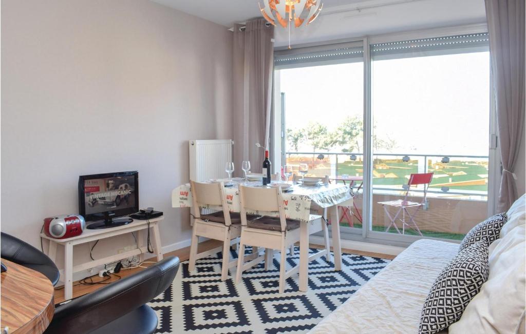 Amazing Apartment In Grandcamp Maisy With 1 Bedrooms And Wifi photo 1