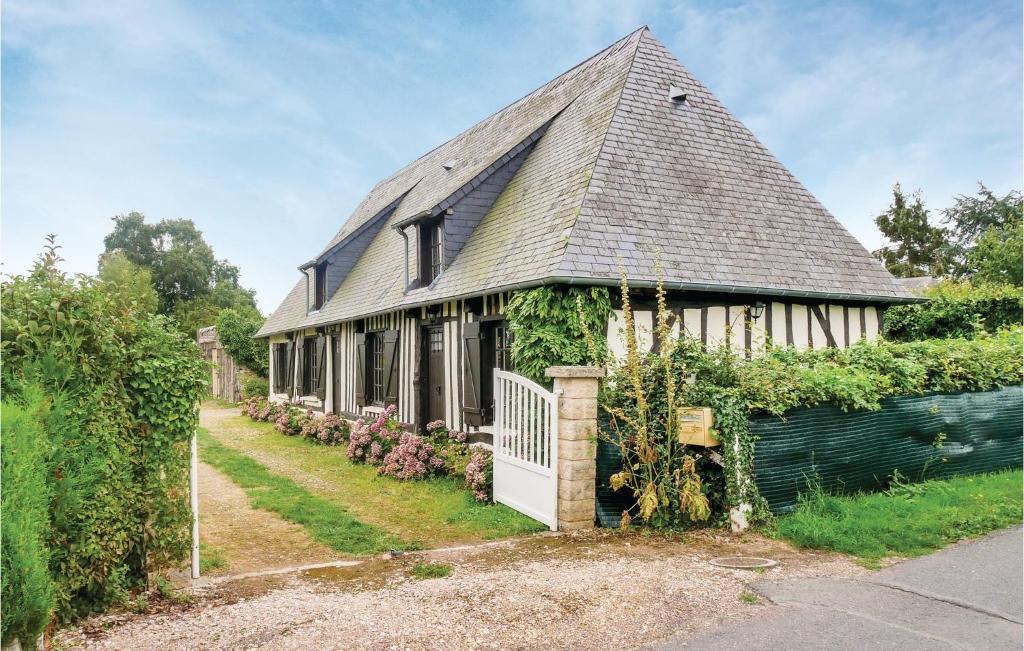 Awesome Home In Berville-sur-mer With 2 Bedrooms And Wifi