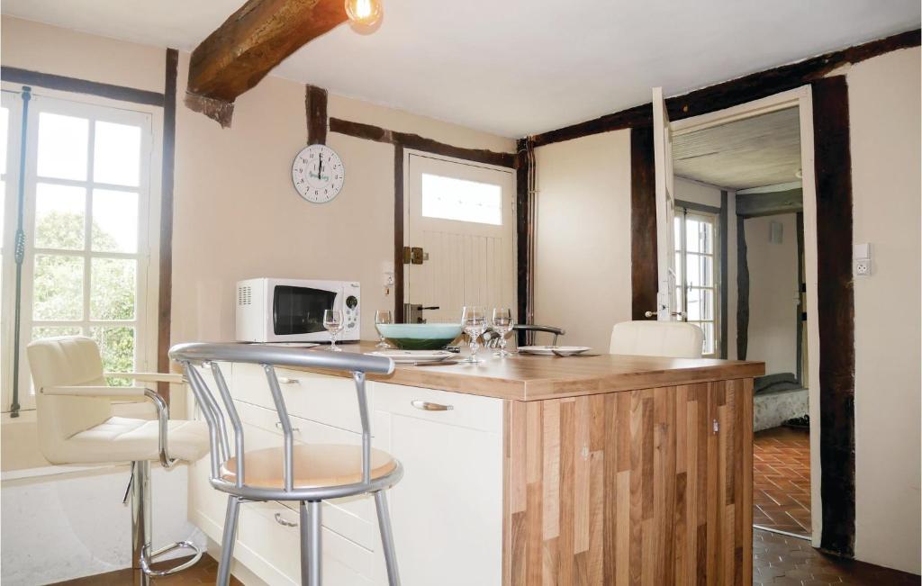 Awesome Home In Berville-sur-mer With 2 Bedrooms And Wifi photo 3