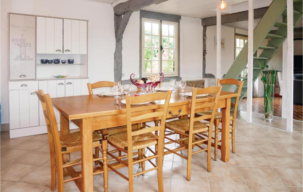 Awesome Home In Berville-sur-mer With 2 Bedrooms And Wifi photo 4