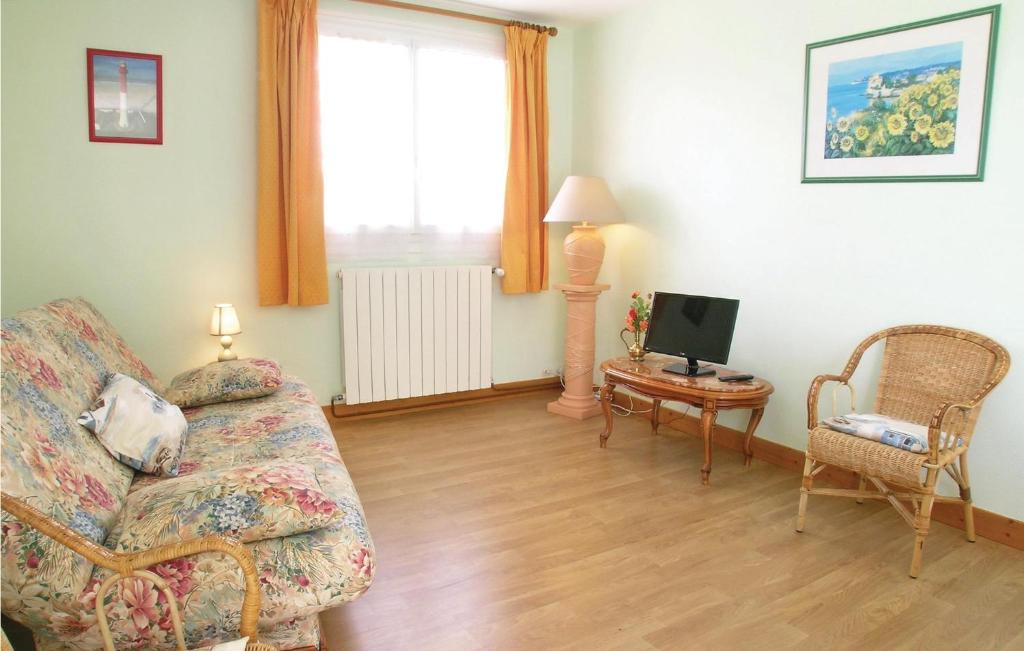 Stunning Apartment In Vaux Sur Mer With 1 Bedrooms And Wifi photo 3