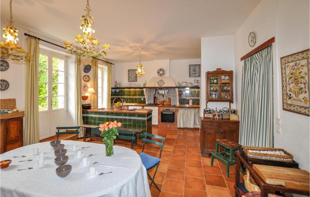 Awesome Home In Escales With 7 Bedrooms, Private Swimming Pool And Outdoor Swimming Pool photo 4