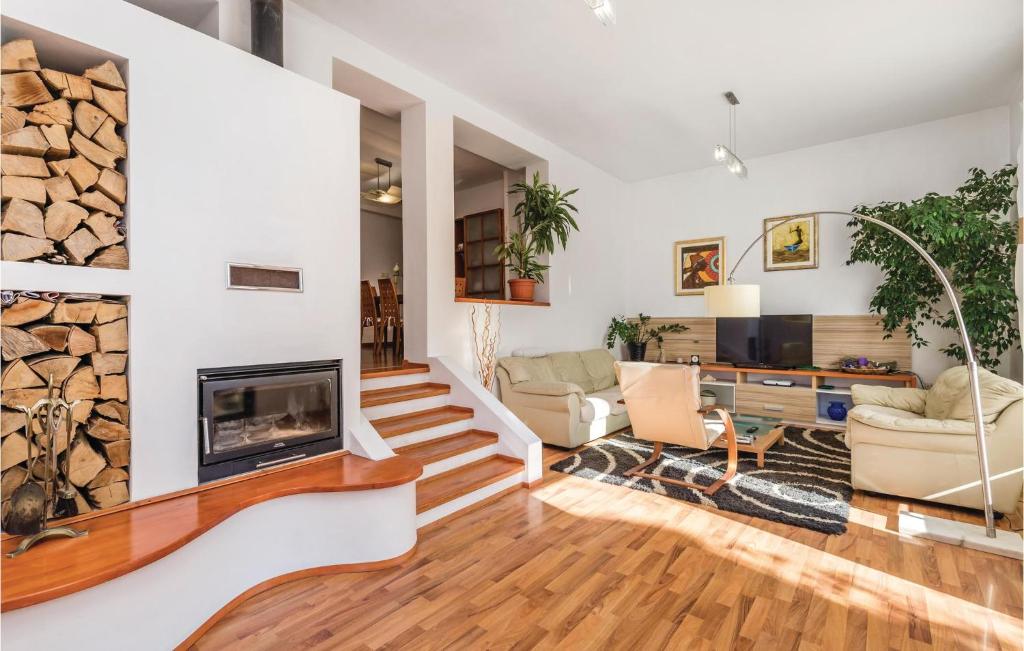 Awesome Home In Mundanije With 3 Bedrooms And Wifi