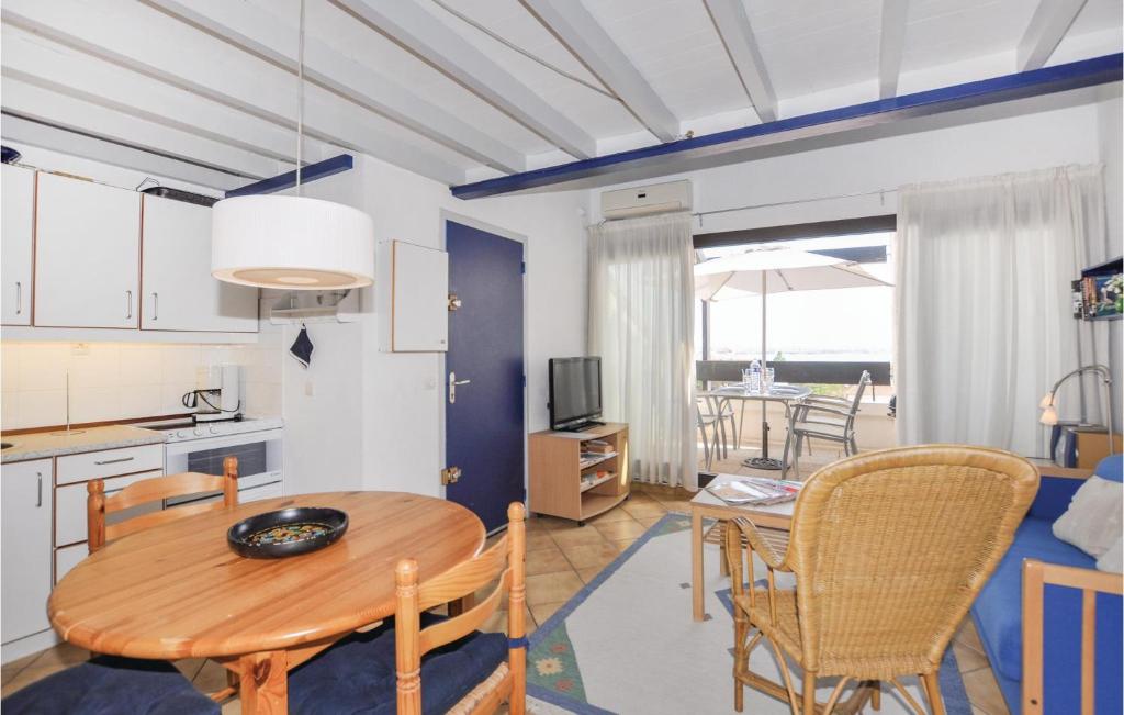 Beautiful Apartment In Le Barcares With 2 Bedrooms, Outdoor Swimming Pool And Heated Swimming Pool photo 3