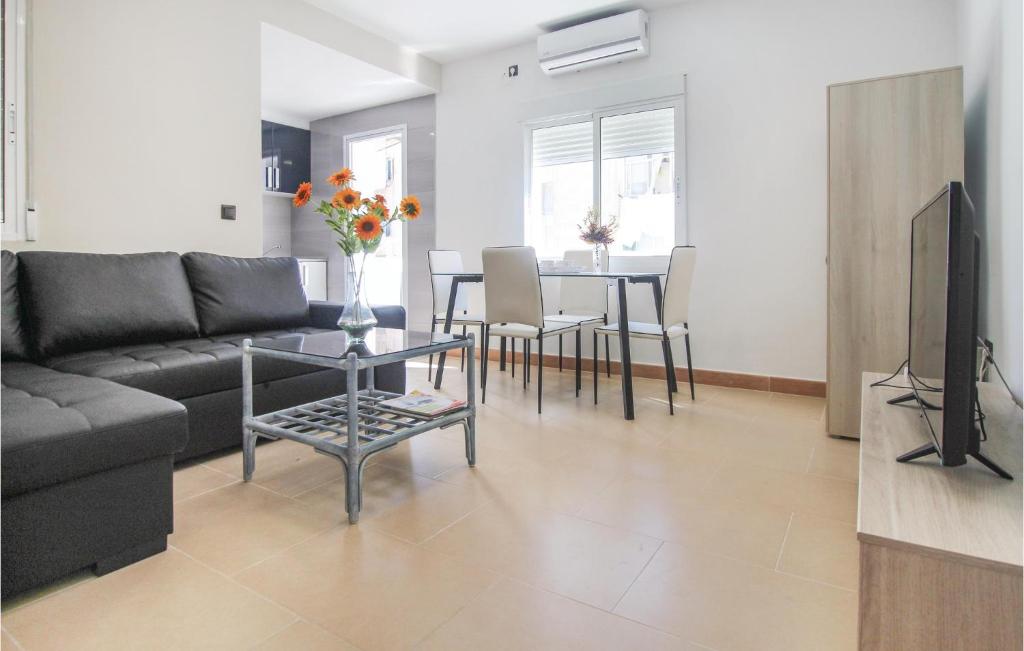 Awesome Apartment In Alicante With 3 Bedrooms And Wifi photo 4