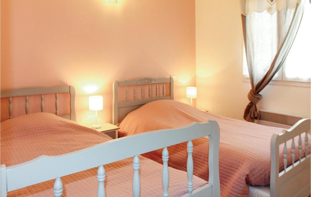 Stunning Home In Saint Roman With 4 Bedrooms And Wifi photo 2