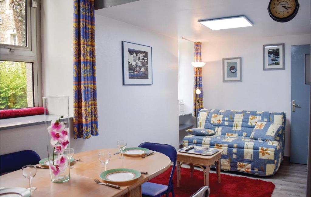 Stunning Apartment In Treguier With 1 Bedrooms And Wifi
