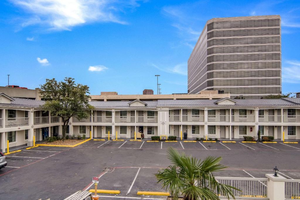 Quality Inn & Suites Dallas - Cityplace image