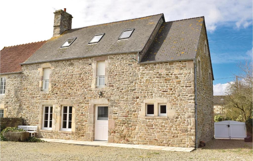 Nice Home In Quettehou With 4 Bedrooms And Wifi photo 2