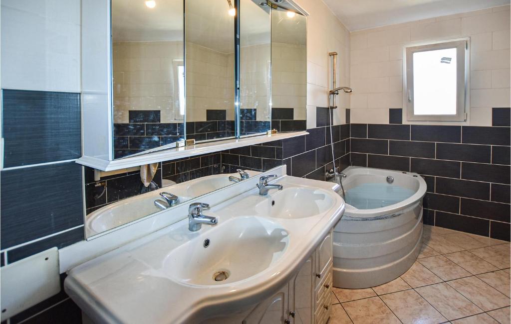 Beautiful Home In Baix With Wifi, Private Swimming Pool And Outdoor Swimming Pool photo 1