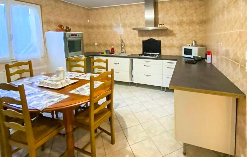 Beautiful Home In Baix With Wifi, Private Swimming Pool And Outdoor Swimming Pool photo 2