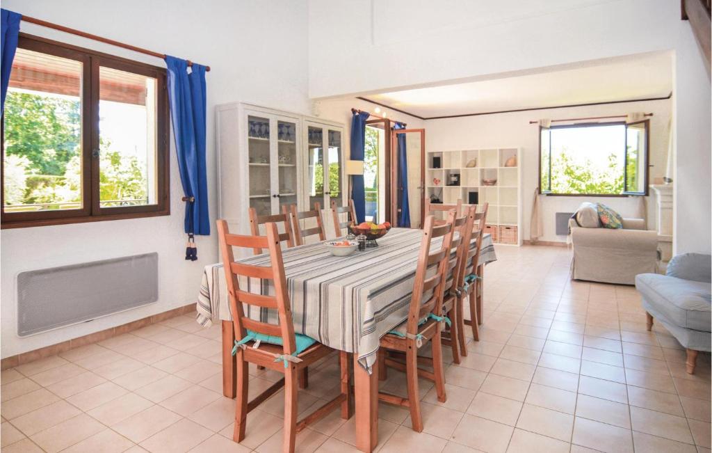 Beautiful Home In St-laurent-la-vernde With Wifi, Outdoor Swimming Pool And Heated Swimming Pool photo 1