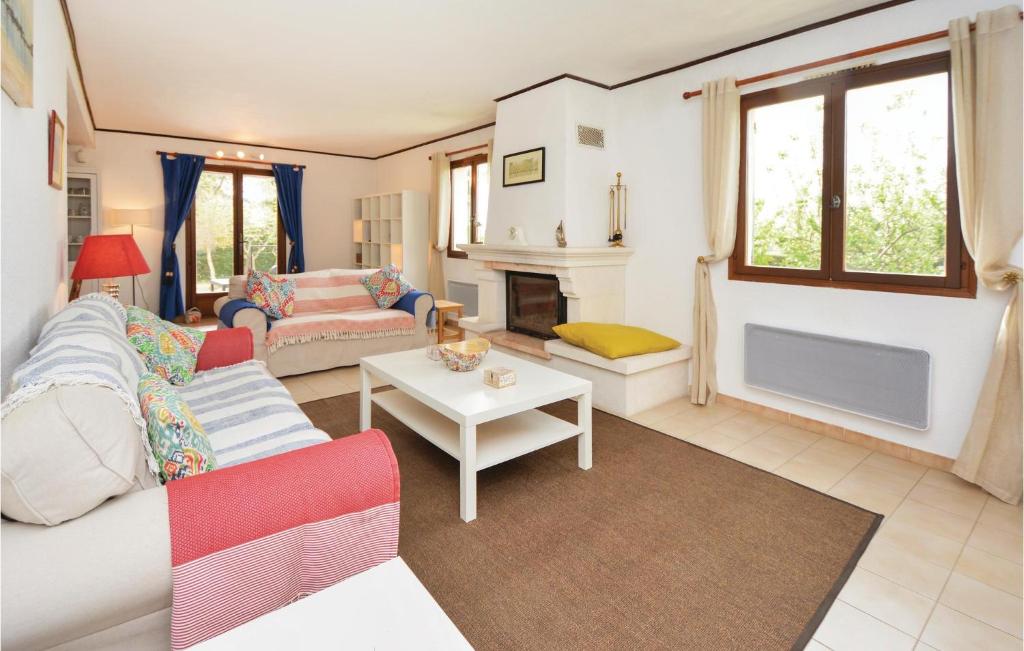 Beautiful Home In St-laurent-la-vernde With Wifi, Outdoor Swimming Pool And Heated Swimming Pool photo 2