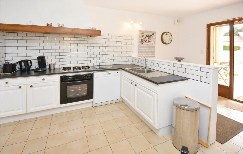 Beautiful Home In St-laurent-la-vernde With Wifi, Outdoor Swimming Pool And Heated Swimming Pool photo 4