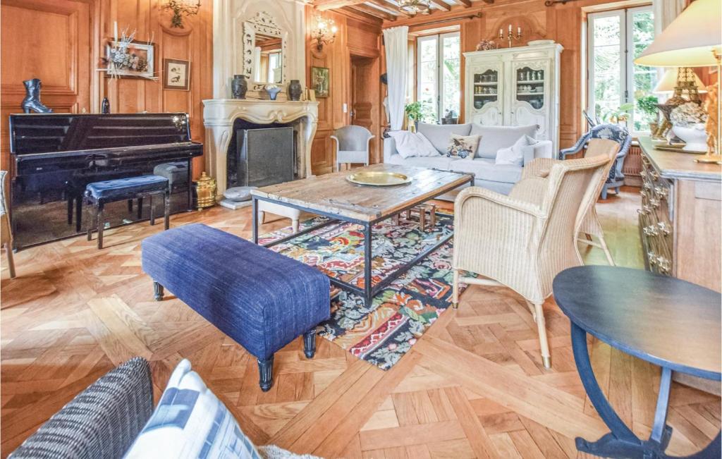 Awesome Home In Barbery With 6 Bedrooms And Wifi photo 3