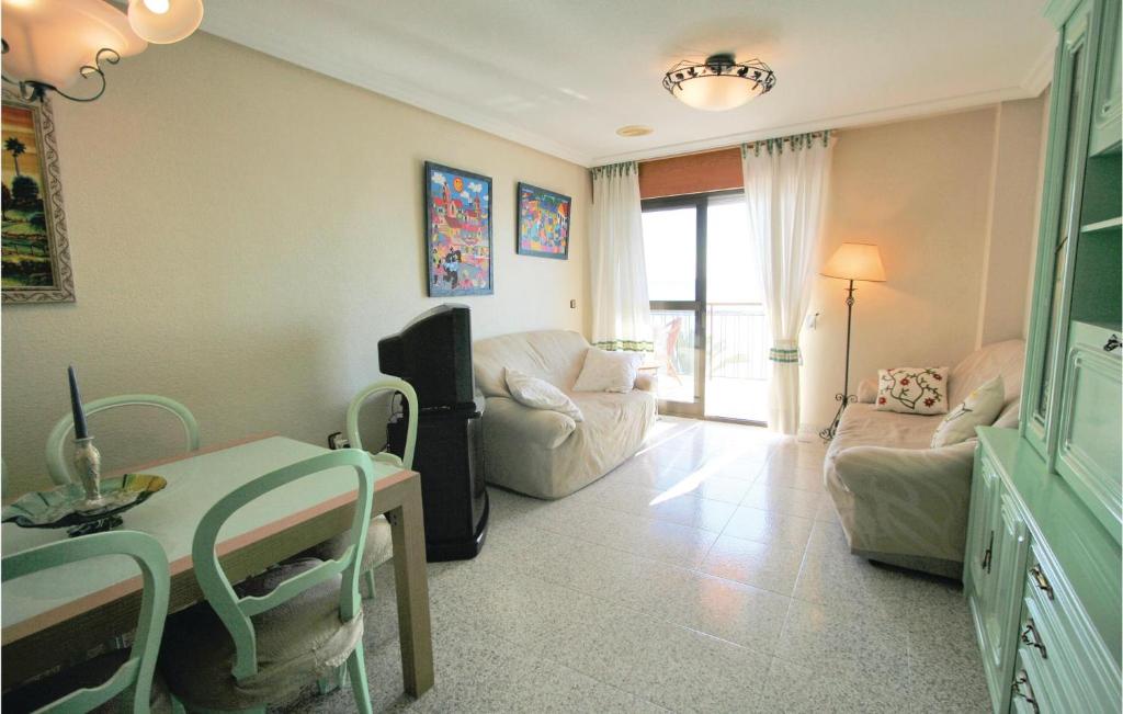 Beautiful Apartment In Torrevieja With 3 Bedrooms And Wifi photo 4