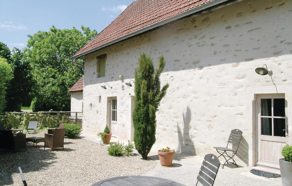 Nice Home In Ruffey Les Beaune With 2 Bedrooms And Wifi