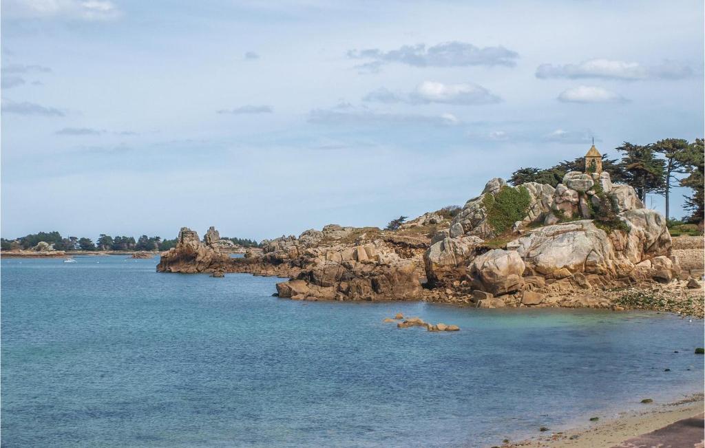 Nice Apartment In Treguier With 2 Bedrooms And Wifi photo 3