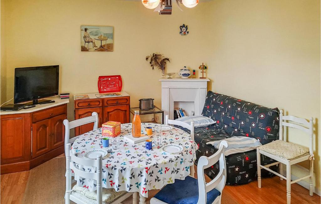 Nice Apartment In Vild-la-marine, Hirel With 1 Bedrooms
