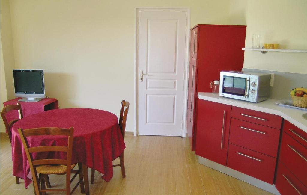 Amazing Home In Carolles With 1 Bedrooms And Wifi photo 3