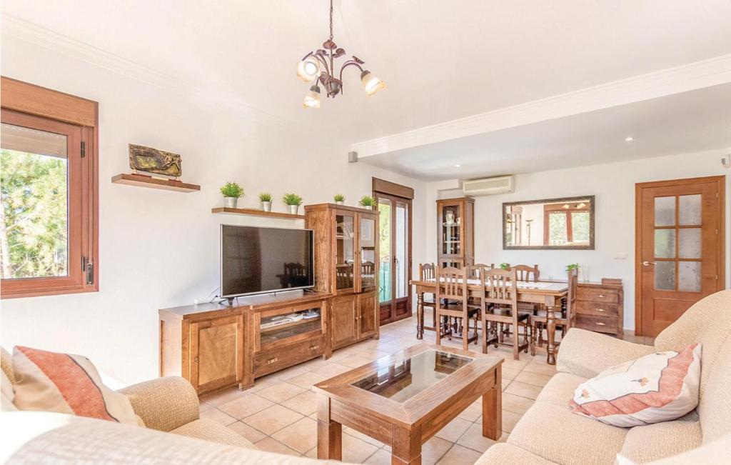 Amazing Home In Iznjar With 4 Bedrooms, Wifi And Private Swimming Pool photo 3