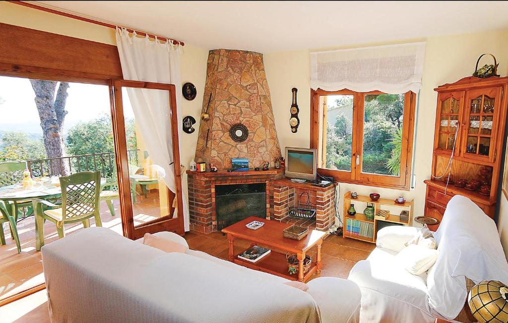 Beautiful Apartment In Santa Cristina Daro With 4 Bedrooms, Wifi And Outdoor Swimming Pool photo 2