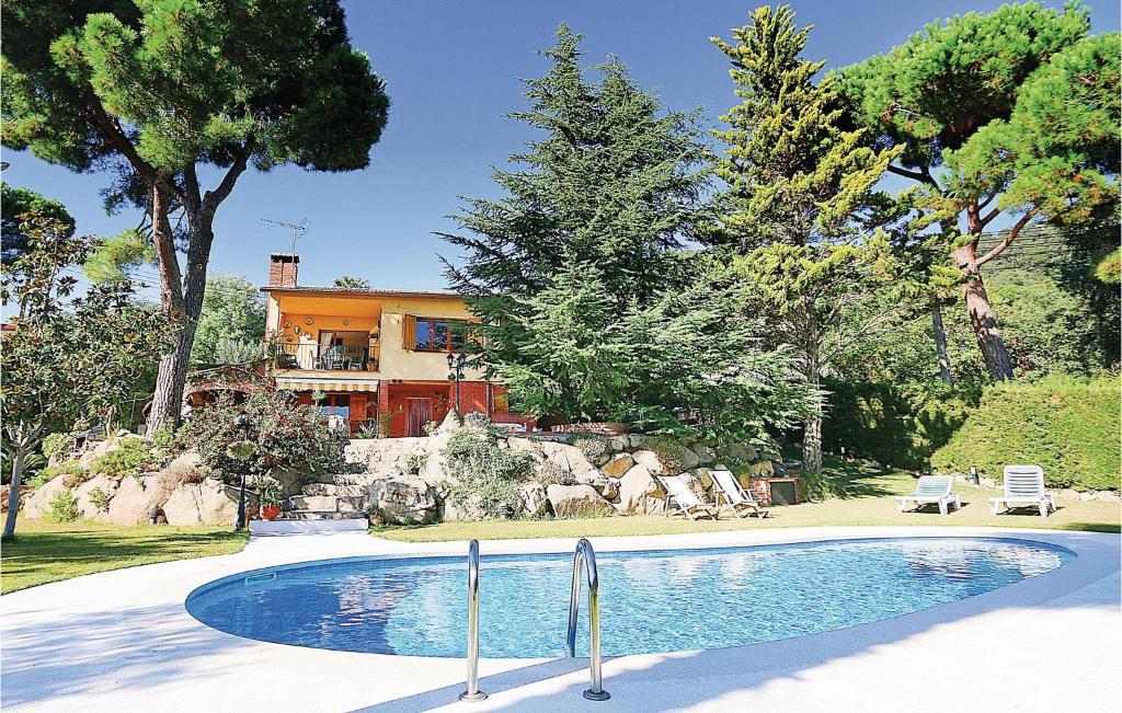 Beautiful Apartment In Santa Cristina Daro With 4 Bedrooms, Wifi And Outdoor Swimming Pool