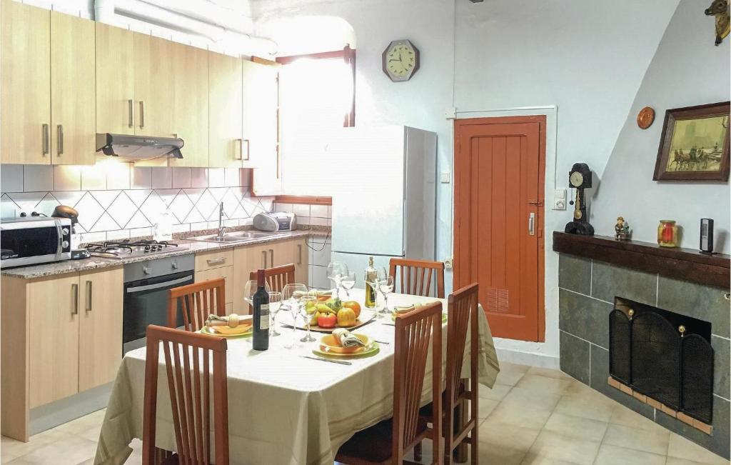 Awesome Apartment In Pineda De Mar With 3 Bedrooms And Wifi photo 2