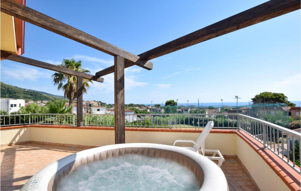 Amazing Home In Sangineto Lido With 6 Bedrooms, Wifi And Outdoor Swimming Pool photo 4
