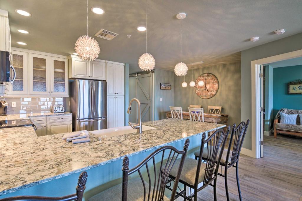 Beachfront Port Aransas Condo with Ocean Views! photo 4