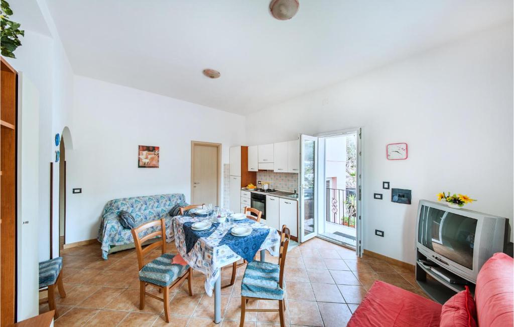 Beautiful Apartment In La Maddalena With 2 Bedrooms photo 4