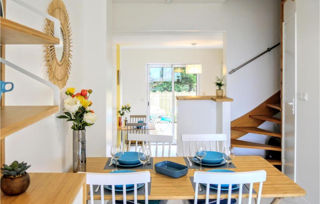 Beautiful Home In Jullouville With 2 Bedrooms And Wifi photo 4
