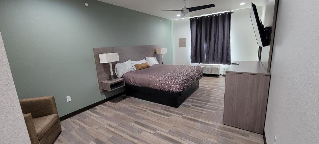 Americas Best Value Inn San Antonio Downtown Riverwalk - Tap to explore photos
