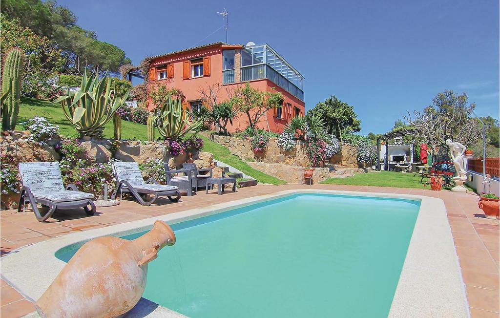 Beautiful Apartment In Palams With 3 Bedrooms, Wifi And Outdoor Swimming Pool