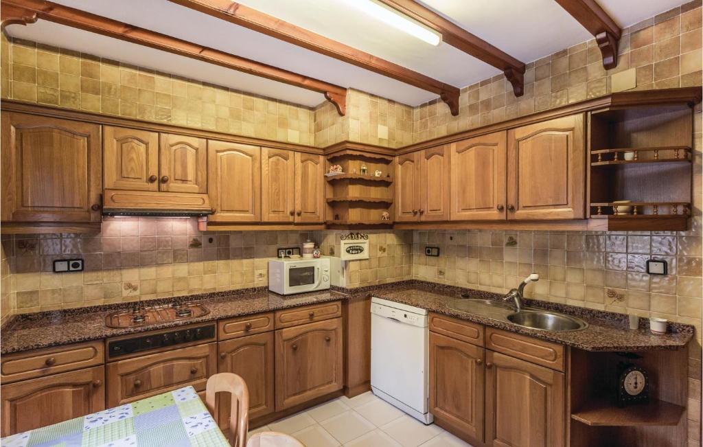 Awesome Home In Altea With 5 Bedrooms, Outdoor Swimming Pool And Swimming Pool photo 4