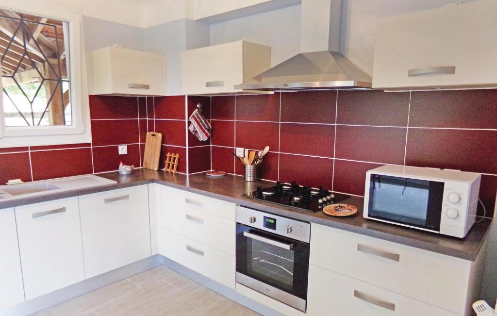 Stunning Home In Eyliac With 5 Bedrooms, Wifi And Heated Swimming Pool photo 1