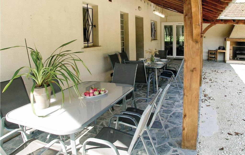 Stunning Home In Eyliac With 5 Bedrooms, Wifi And Heated Swimming Pool photo 3