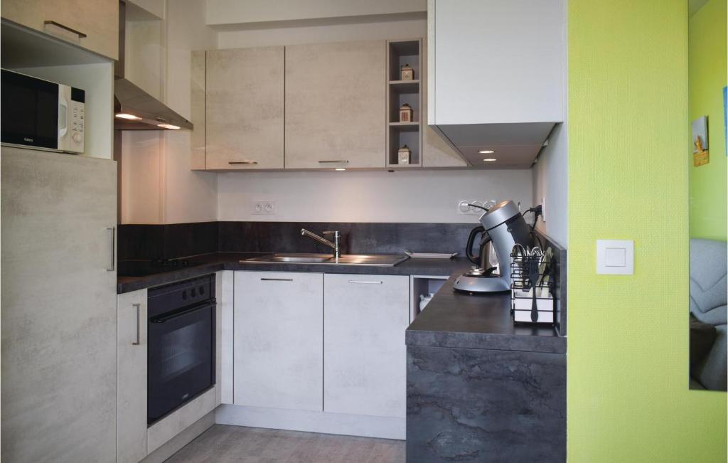 Amazing Apartment In Trevou Treguignec With 1 Bedrooms And Wifi photo 3